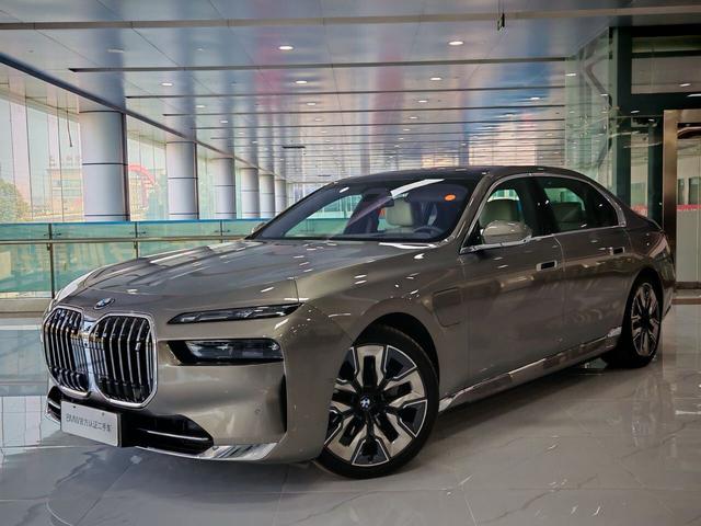 BMW i7 2023 xDrive60L Luxury Set