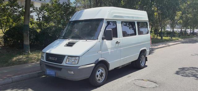 Iveco proud 2020 2.5T A40 bus double tire mid-top 5-6 seats