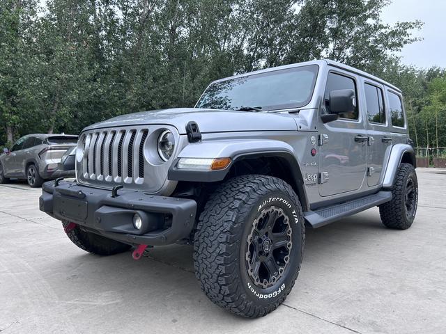 Wrangler 2019 2.0T Sahara four-door dazzling top version Country VI