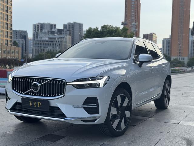 Volvo XC60 PHEV 2025 T8 four-wheel drive long battery life Zhiyuan Deluxe Edition
