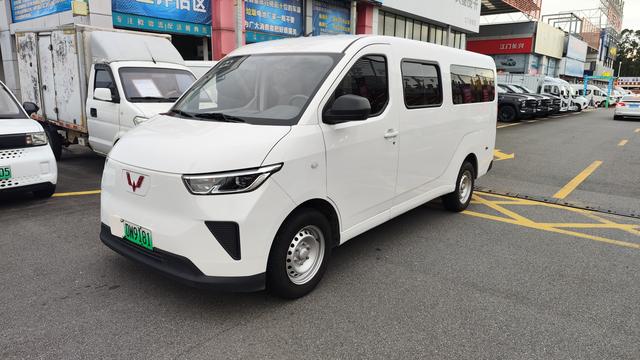 Wuling Yangguang 2024 300km Comfortable Bus version 60kW
