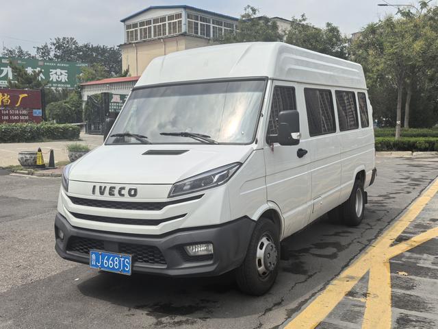 Iveco proud 2023 A37M1 multi-purpose passenger car 2.5T national six manual transmission long shaft mid-top double tire manual door