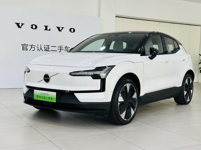 Volvo EX30 2025 rear drive long battery life Version Ultra