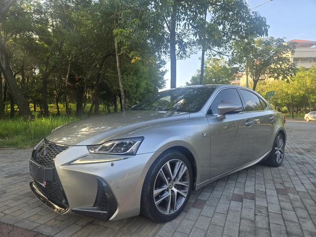 Lexus IS 2017 300 Leader