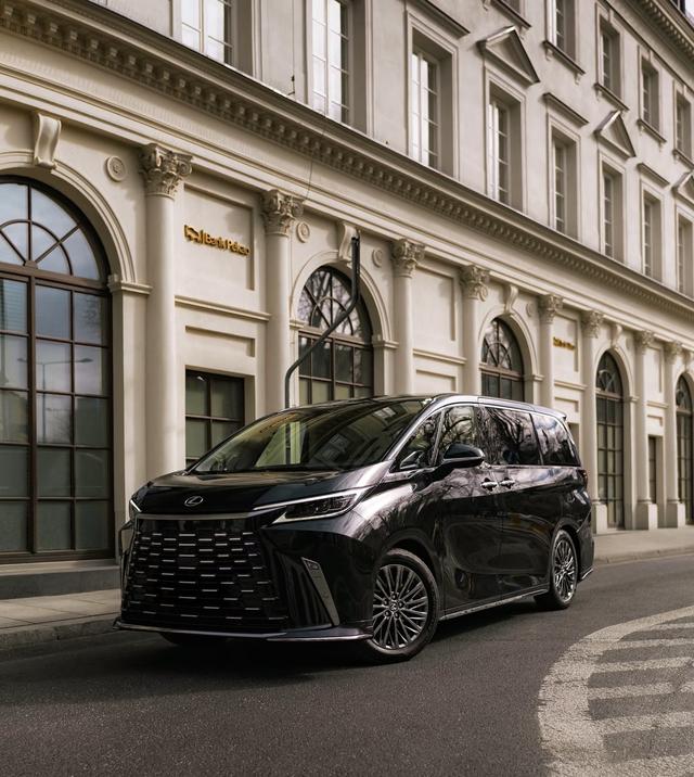 Lexus LM 2023 500h DIRECT4 four-seater Royal Edition