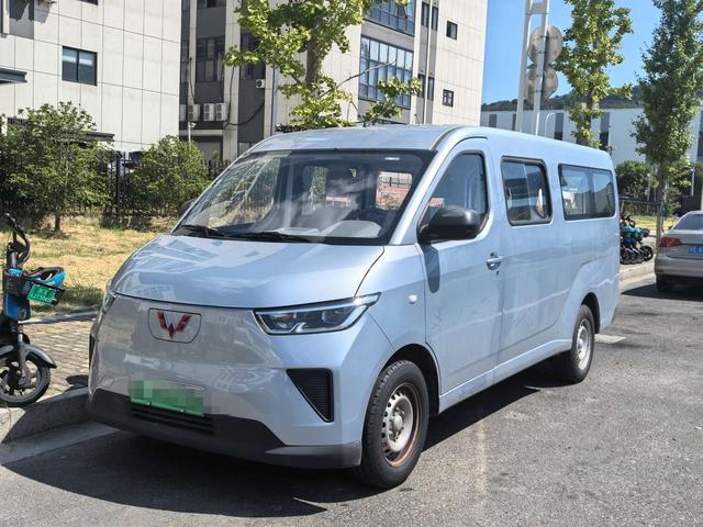 Wuling Yangguang 2024 300km Comfortable Bus version 75kW