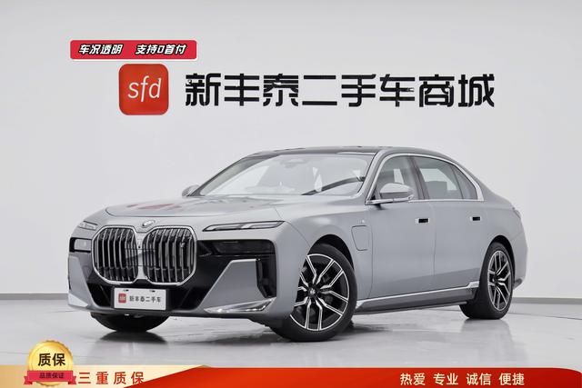 BMW i7 2023 eDrive50L leading M sports suit