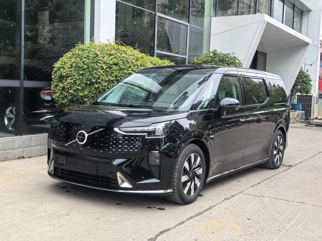Volvo EM90 2025 Ultra six-seater