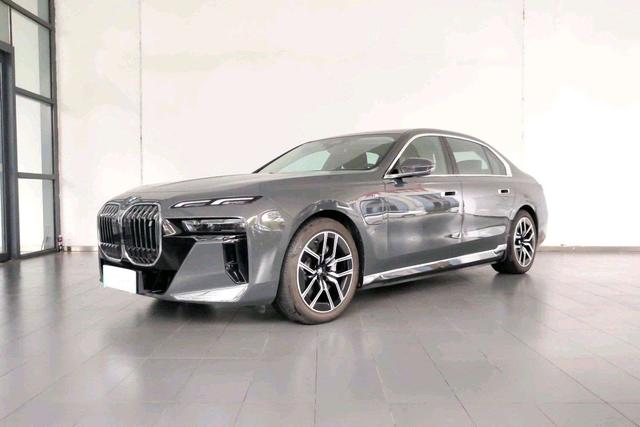 BMW i7 2023 eDrive50L leading M sports suit
