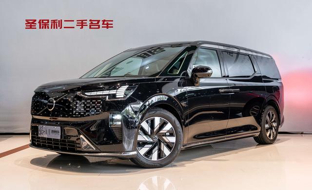Volvo EM90 2025 Ultra six-seater