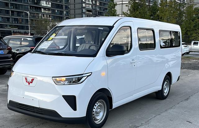 Wuling Yangguang 2024 300km Comfortable Bus version 75kW