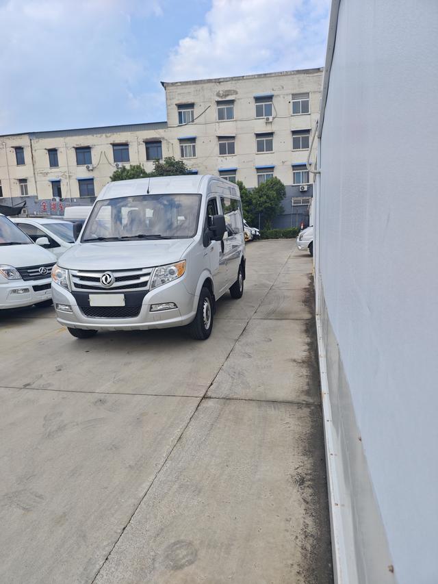 Yufeng 2018 2.5T logistics vehicle A100 short axle mid-top 5-9 seats ZD25 country V