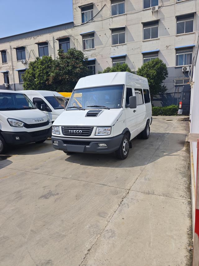 Iveco proud 2023 A35M1 multi-purpose passenger car 2.5T national six manual transmission short axle mid-top double tire manual door