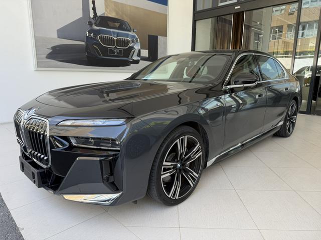 BMW i7 2023 eDrive50L Exclusive M sports Suit
