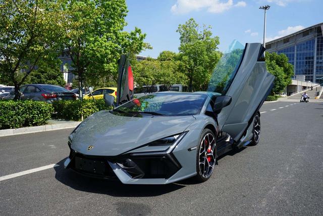 Revuelto 2023 Standard