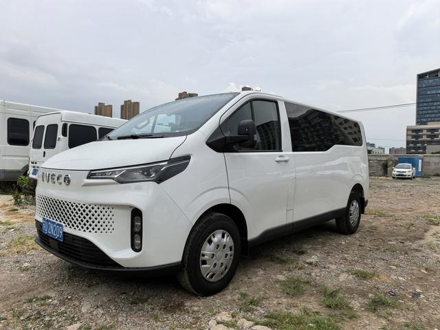 Iveco Juxing 2025 B33 2.0T automatic transmission bus 7/9-seater low-top 110KW Xinghui version
