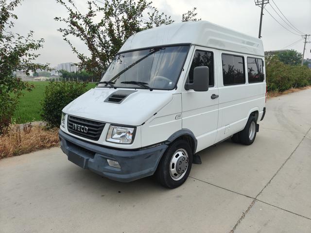 Iveco proud 2020 2.5T A40 bus double tire mid-top 5-6 seats