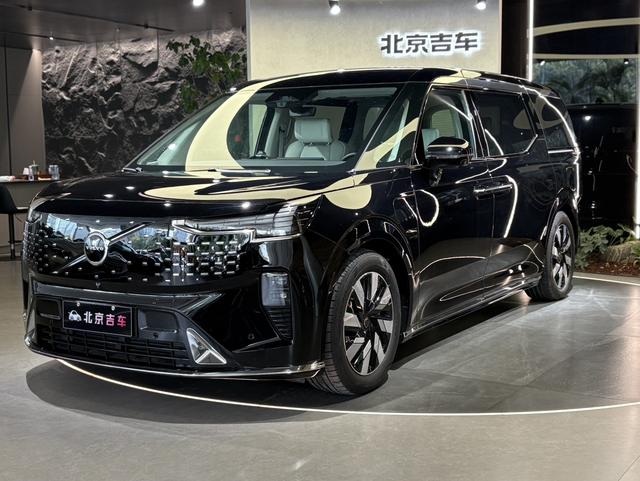 Volvo EM90 2025 Ultra six-seater