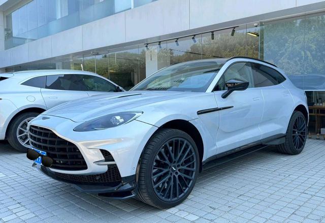 Aston Martin DBX 2023 4.0T V8 707