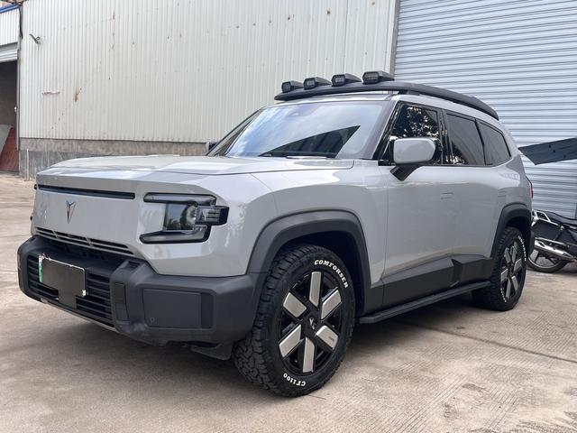 Dark blue G318 2024 four-wheel drive air suspension version