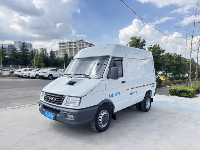 Iveco proud 2021 2.8 T V35 VAN van transporter 3-seater short-axle low-top single-tire manual door