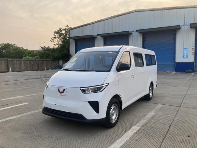 Wuling Yangguang 2025 400km bus version Comfortable 6-seater