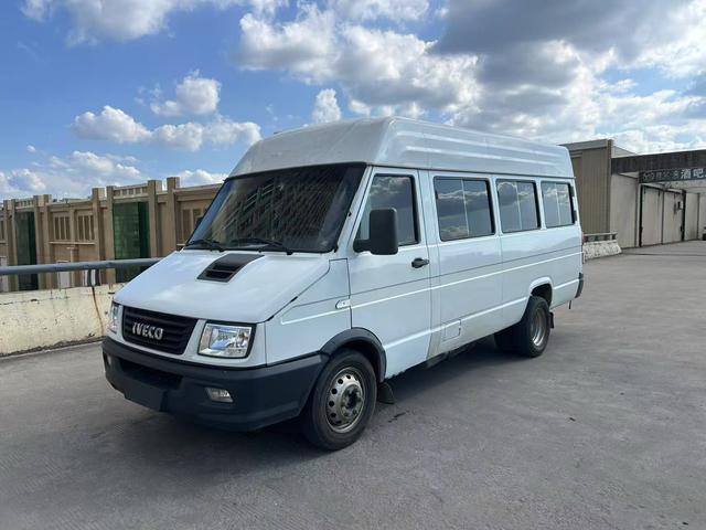 Iveco proud 2020 2.5T A40 bus double tire mid-top 5-6 seats