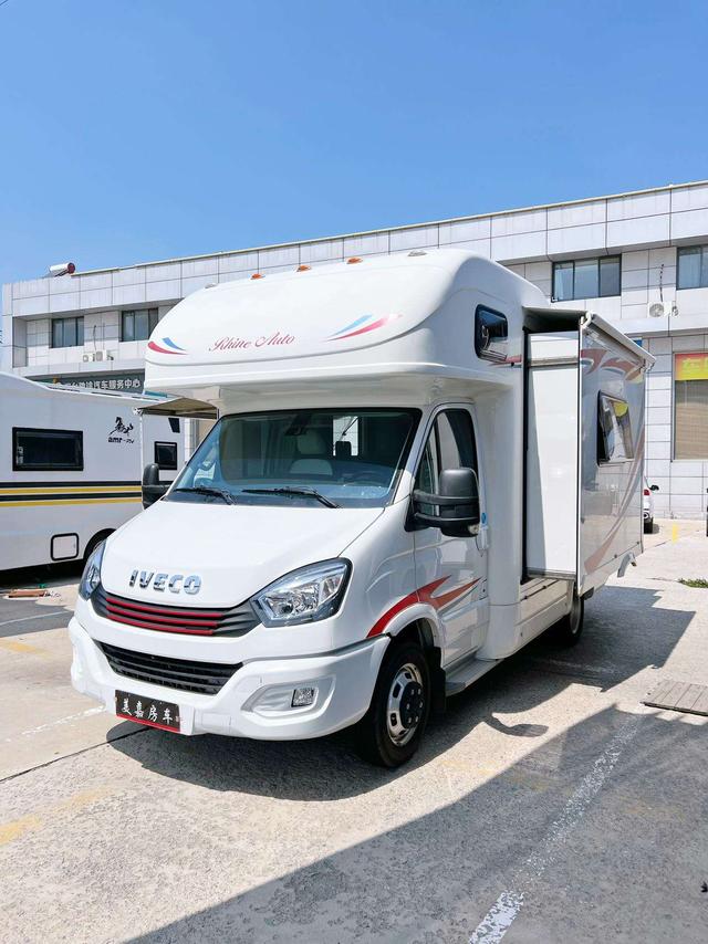Iveco Ousheng 2024 3.0T automatic rear drive 6-seater original customized version