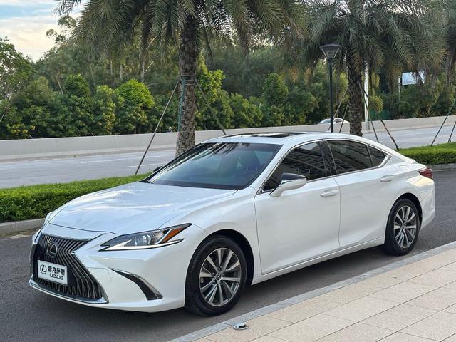 Lexus ES 2018 200 Excellence National V