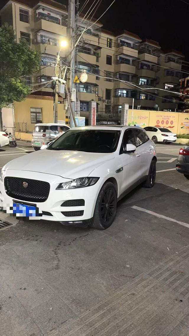 Jaguar F-PACE 2018 2.0T 2WD Urban Premium