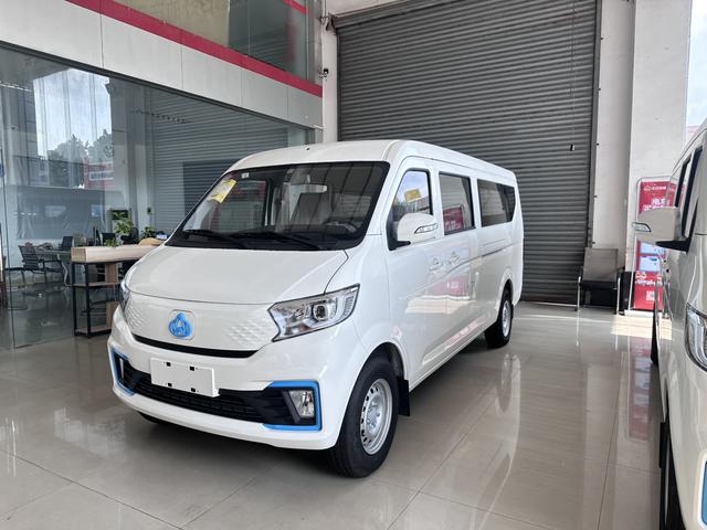 Cross Star V7 EV 2024 251km hatchback door comfortable 7-seater