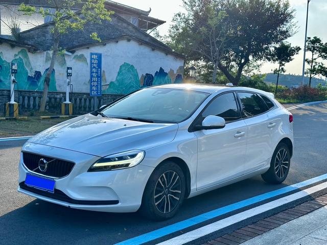 Volvo V40 2017 T3 Smart Edition