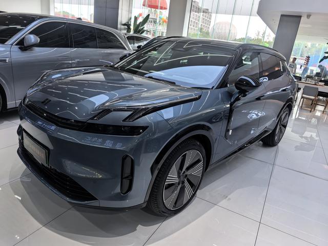 Lynk & Co. 08 EM-P 2025 model 220 four-wheel drive performance Halo
