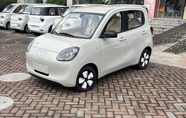 Wuling Hongguang MINIEV 2025 model 205km lithium iron phosphate four-door version advanced model