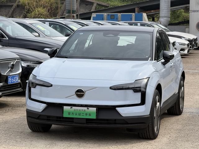 Volvo EX30 2025 rear drive long battery life Version Plus