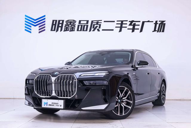BMW i7 2023 eDrive50L leading M sports suit