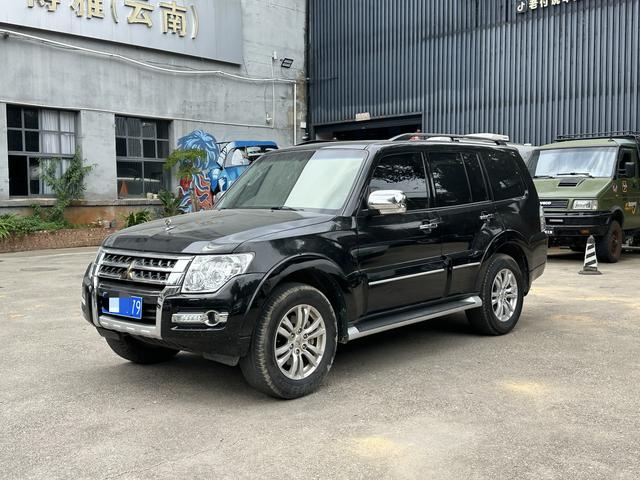 Pajero 2018 3.5L automatic four-wheel drive 7-seater parallel import