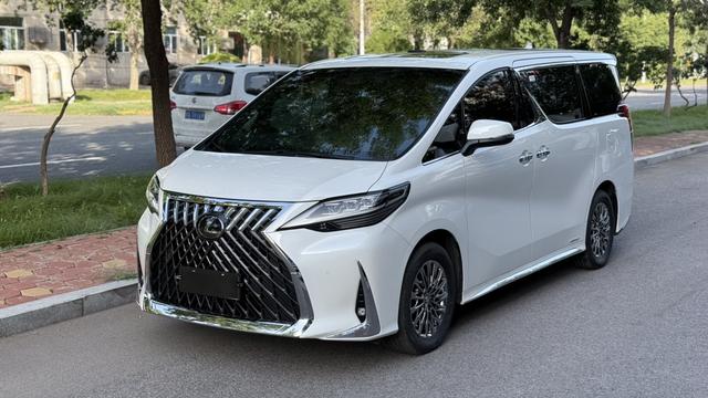 Lexus LM 2020 300h E-Four 7-seat Junior Edition