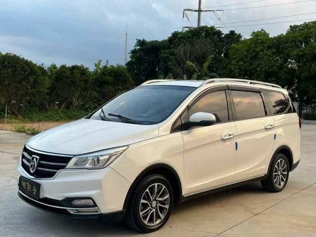 Baojun 730 2017 1.5T manual fashion type 7-seater national V