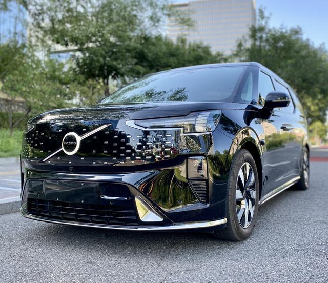 Volvo EM90 2025 Ultra six-seater