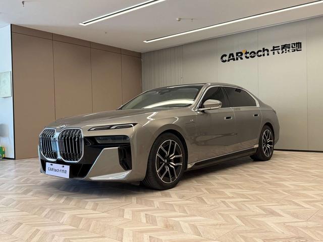 BMW i7 2023 eDrive50L leading M sports suit