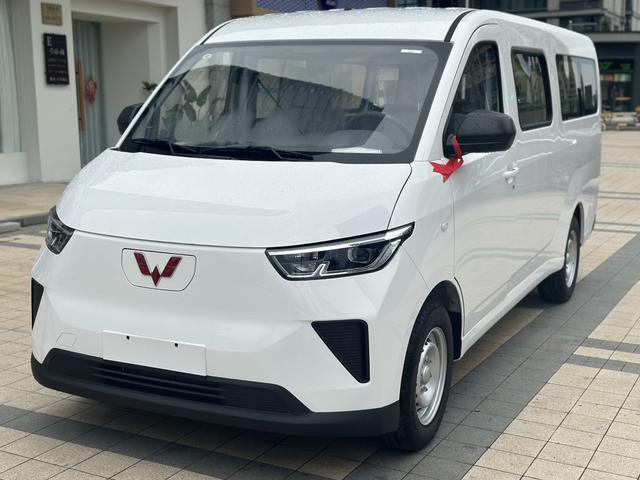 Wuling Yangguang 2024 300km Comfortable Bus version 75kW