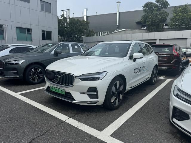 Volvo XC60 PHEV 2025 T8 four-wheel drive long battery life Zhiya Deluxe Edition