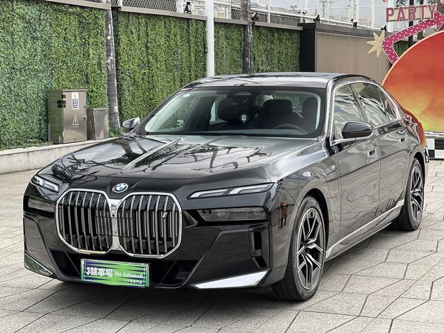 BMW i7 2023 eDrive50L leading M sports suit