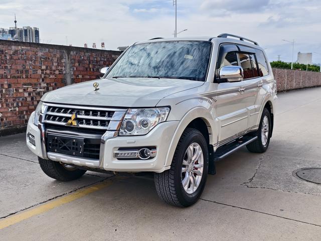 Pajero 2017 model 3.8T automatic four-wheel drive 7-seater parallel import