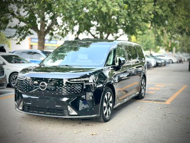 Volvo EM90 2025 Ultra six-seater