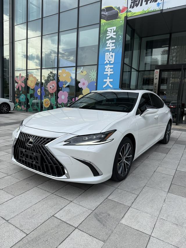Lexus ES 2022 300h Precision Edition