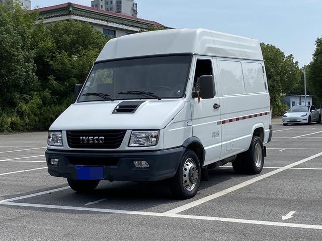 Iveco proud 2021 2.8 T V35 VAN van transporter 3-seater short axle mid-top double sidewall sliding door