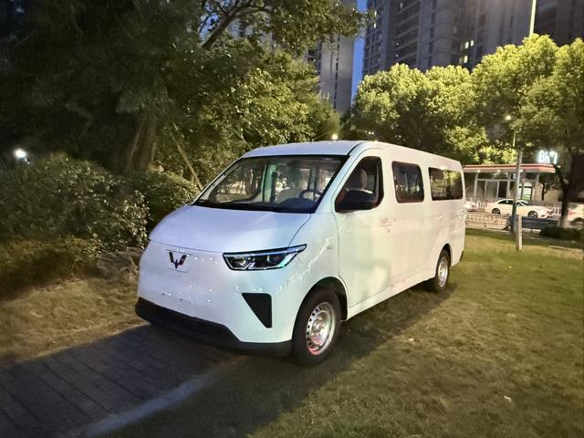Wuling Yangguang 2024 300km Comfortable Bus version 75kW