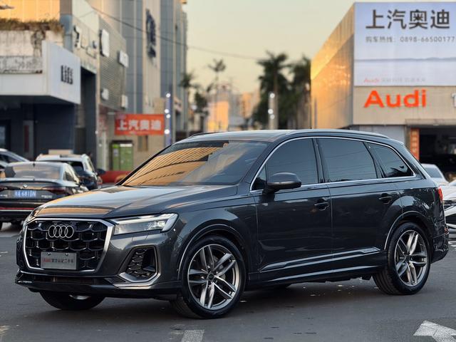 Audi Q7 2024 model 45 TFSI quattro S line sporty